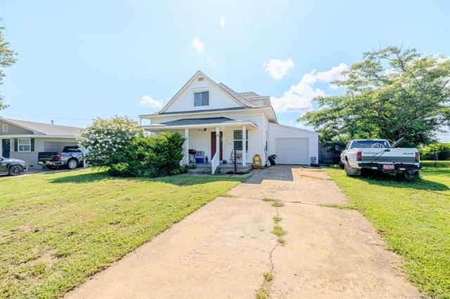 Farmhouse Chic in the Heart of Mannford! This charming 3-bedroom - photo 29