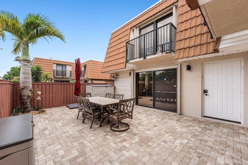 Welcome to Waterford Courtyards! This beautifully updated - photo 6