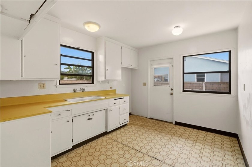 A rare opportunity to create your dream home. This thoughtfully - photo 13