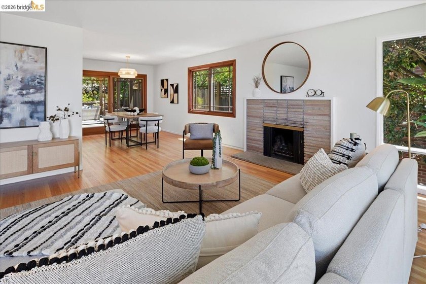 Perched peacefully above it all, this Mid-Century modern home - photo 7