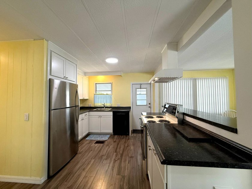 Welcome to 390 Peppertree Lane, a beautifully updated and fully - photo 4
