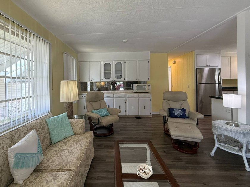 Welcome to 390 Peppertree Lane, a beautifully updated and fully - photo 6