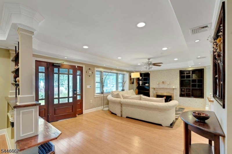 Welcome to a rare blend of classic colonial charm and - photo 3