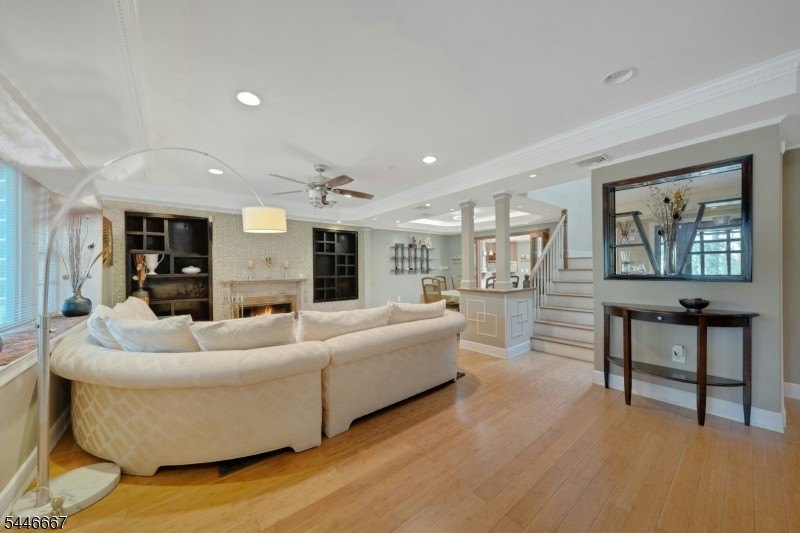 Welcome to a rare blend of classic colonial charm and - photo 4