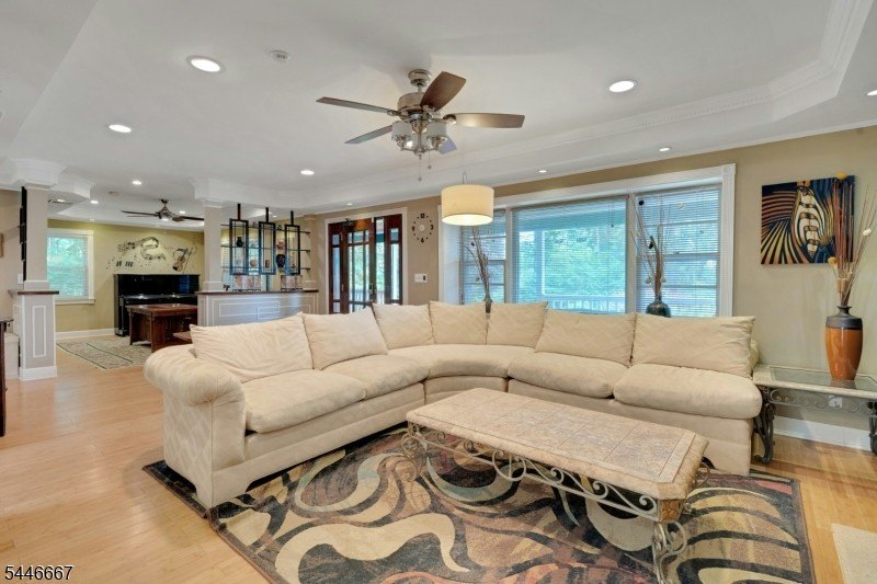 Welcome to a rare blend of classic colonial charm and - photo 5