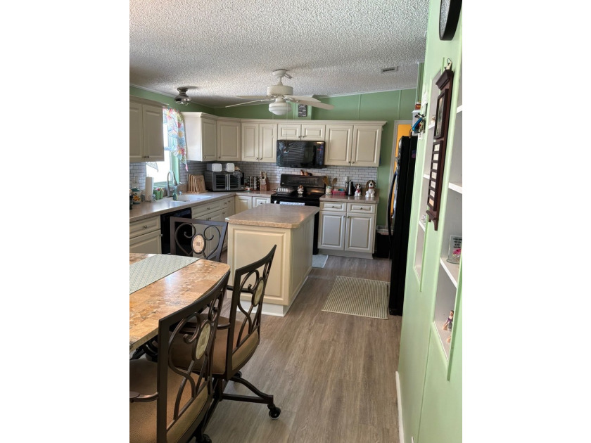 Leased Land Welcomes you to Pine Lakes! This large split-bedroom - photo 8