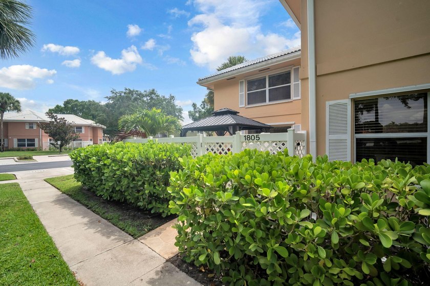 Tastefully upgraded 2-bedroom, 2.5-bath townhome in the - photo 3
