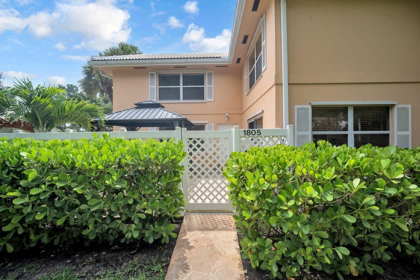 Tastefully upgraded 2-bedroom, 2.5-bath townhome in the - photo 4