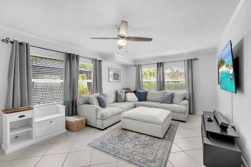 Tastefully upgraded 2-bedroom, 2.5-bath townhome in the - photo 9