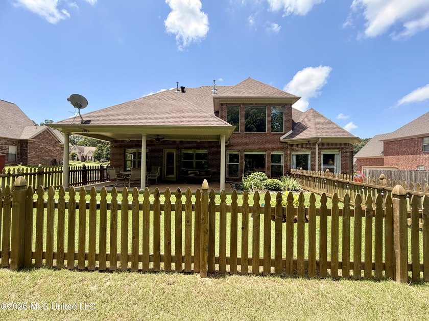 Spacious Living in a Prime Location! Welcome home to this - photo 4