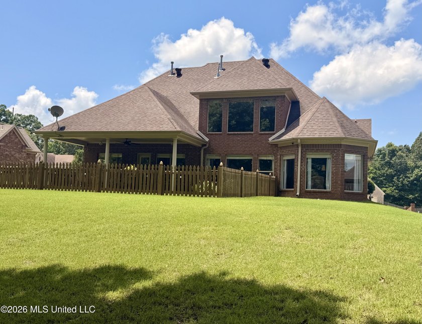 Spacious Living in a Prime Location! Welcome home to this - photo 6