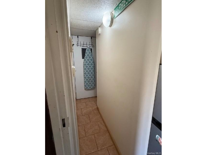 Welcome to this cozy and well-maintained 1-bedroom, 1.5-bathroom - photo 16