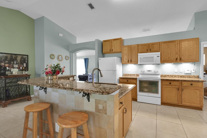 Spacious 3 bedroom, 2 bath CBS home offering just over 2,000 - photo 9