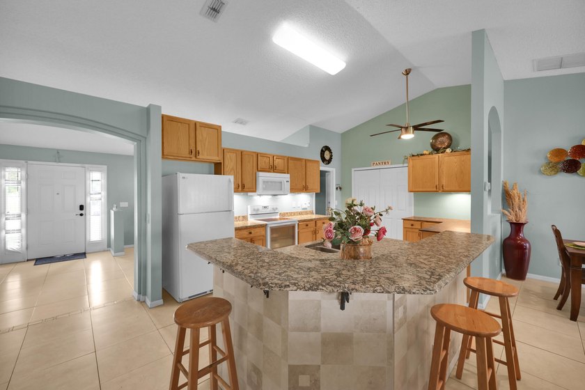 Spacious 3 bedroom, 2 bath CBS home offering just over 2,000 - photo 10