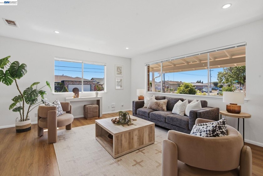 Welcome home to this beautifully positioned corner-lot property - photo 5