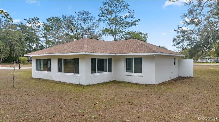 Spacious 3 bedroom, 2 bath home on oversized lot with Large - photo 3