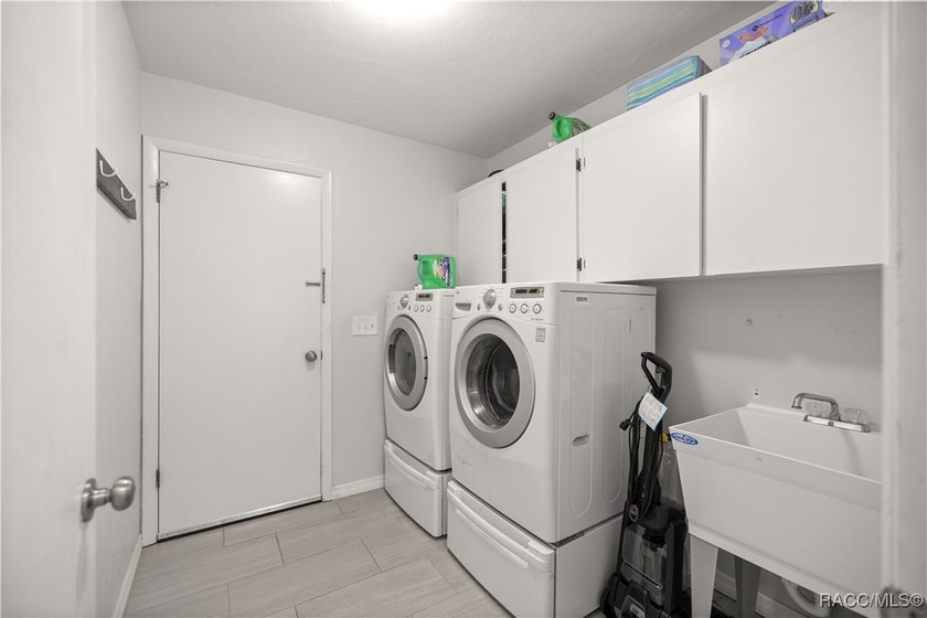 Spacious 3 bedroom, 2 bath home on oversized lot with Large - photo 5