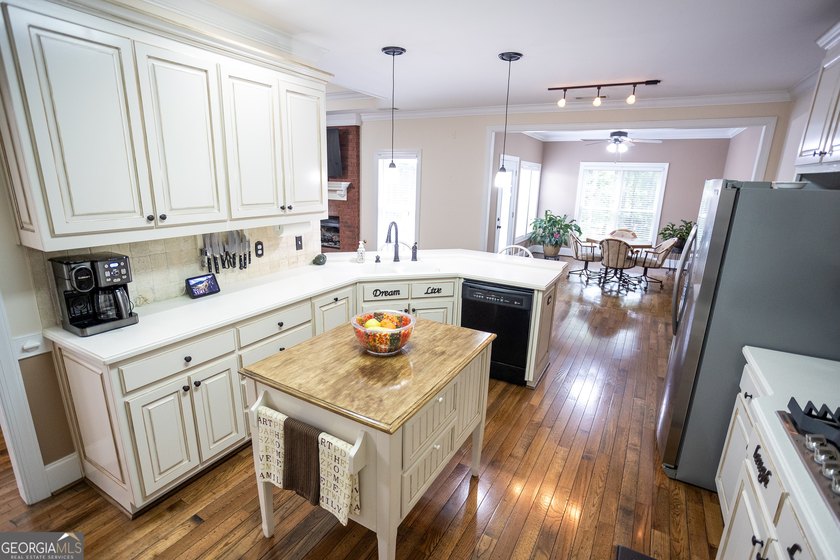Welcome HOME! This custom-built dream home is absolutely - photo 11