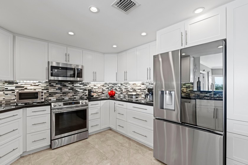 ABSOLUTELY GORGEOUS WATERFRONT CONDO | BREATHTAKING INTRACOASTAL - photo 8