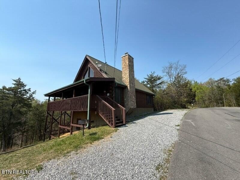 Renovated and ready to move in condition! Cozy cabin offers - photo 3