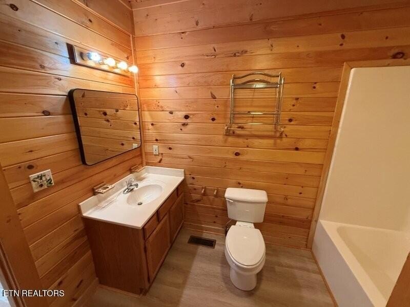 Renovated and ready to move in condition! Cozy cabin offers - photo 8