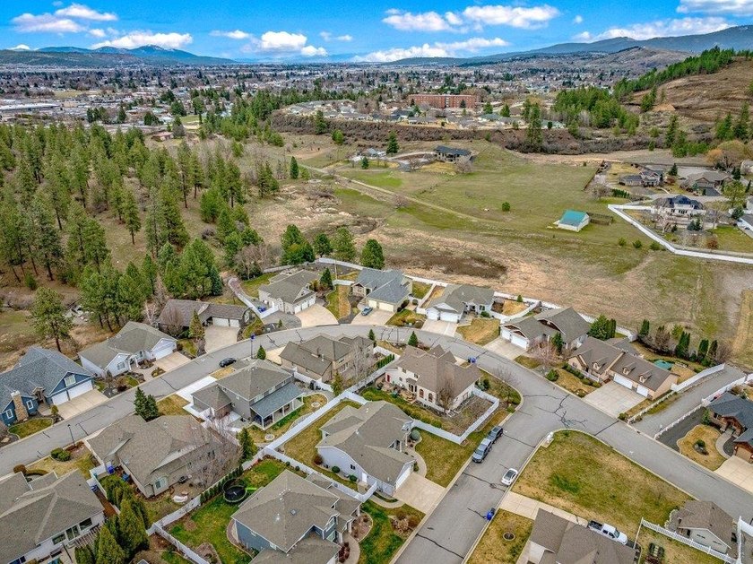 Beautiful Spokane Valley Home! This 4-bed, 3 bath home is - photo 47