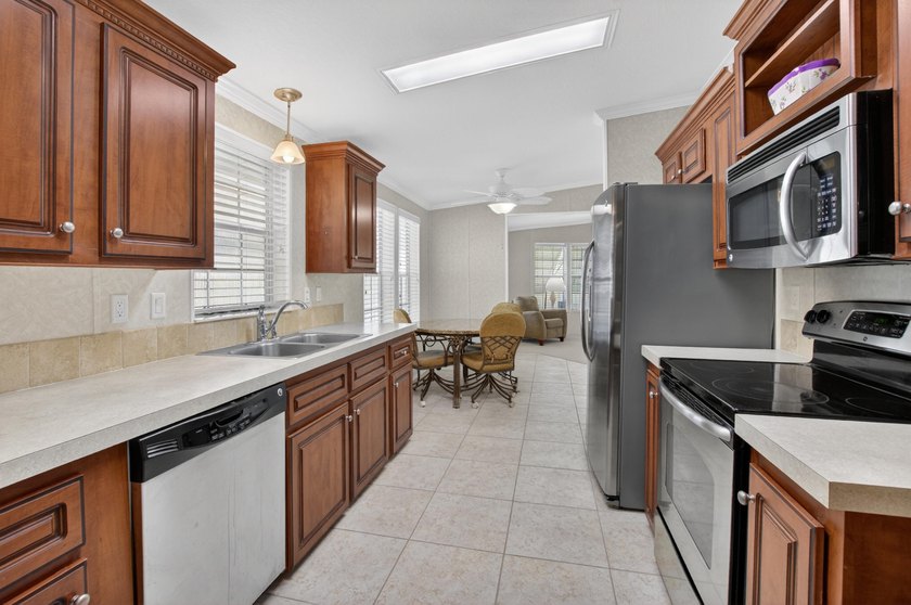 Beautifully maintained 2012 manufactured home offering over 1 - photo 2