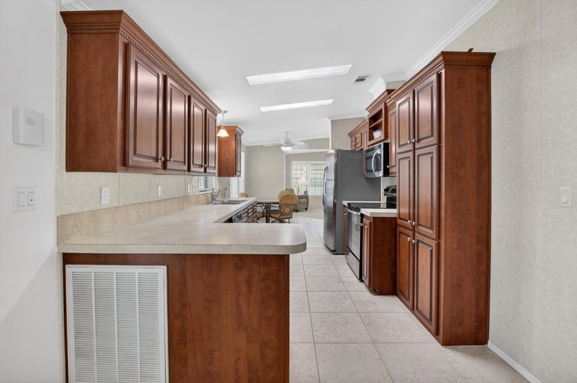 Beautifully maintained 2012 manufactured home offering over 1 - photo 3