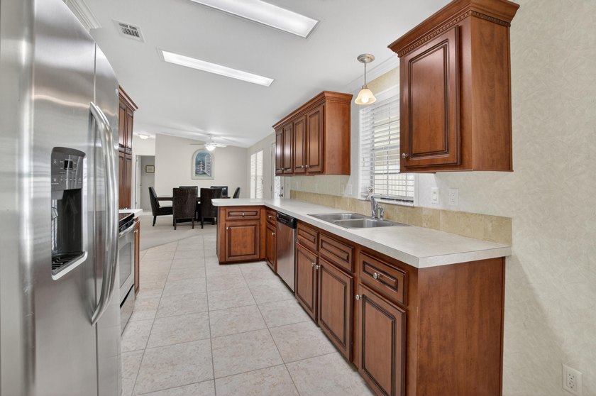 Beautifully maintained 2012 manufactured home offering over 1 - photo 4
