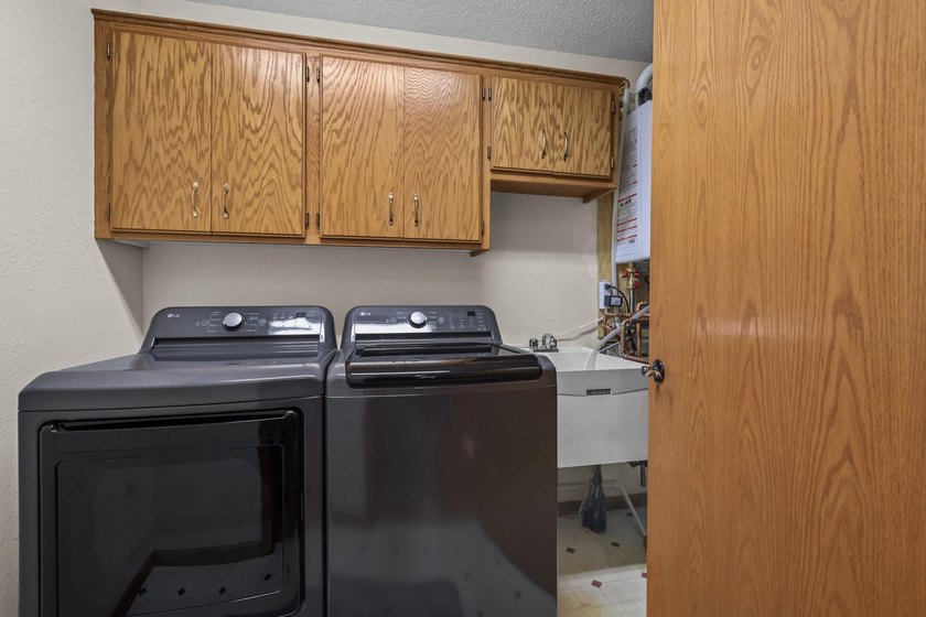 Very peaceful setting for this one level end unit townhome - photo 19
