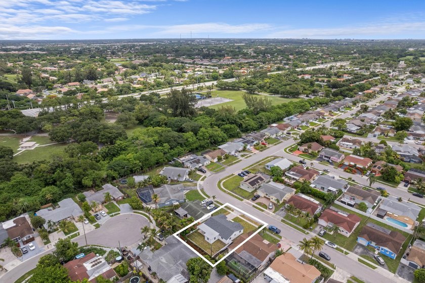 ABSOLUTELY GORGEOUS SINGLE FAMILY HOME | PRIME BOCA RATON - photo 3