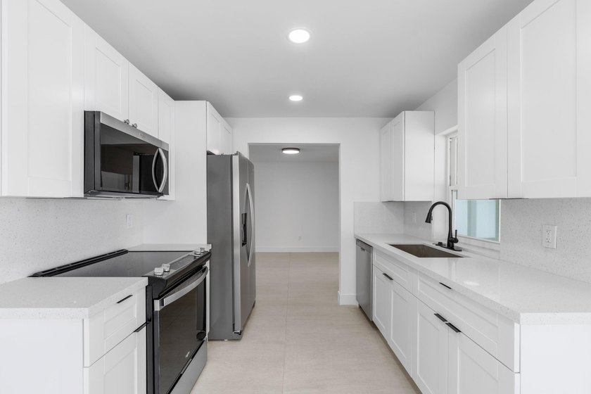 ABSOLUTELY GORGEOUS SINGLE FAMILY HOME | PRIME BOCA RATON - photo 8