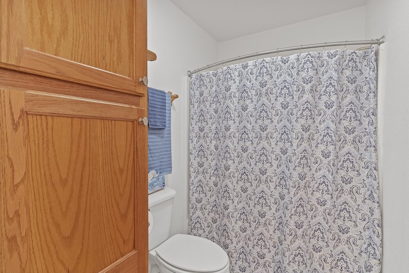 Enjoy lake life in this beautiful 4-bedroom, 3 bath home with a - photo 33