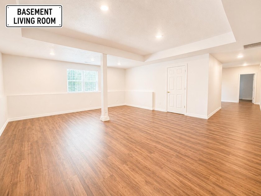 Enjoy lake life in this beautiful 4-bedroom, 3 bath home with a - photo 36