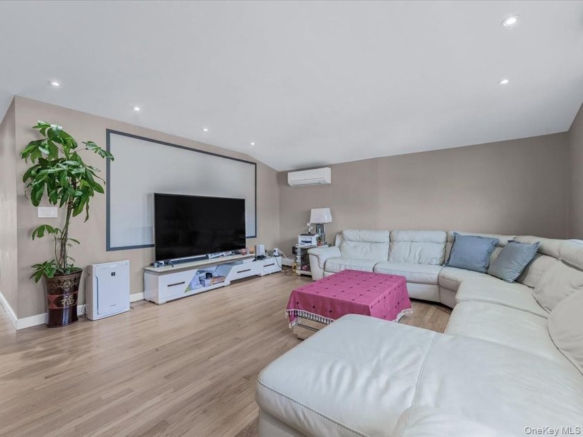 This one family colonial house newly renovated in 2017 , ideally - photo 4