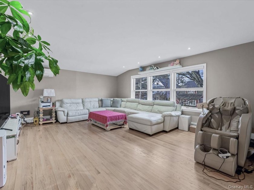 This one family colonial house newly renovated in 2017 , ideally - photo 5