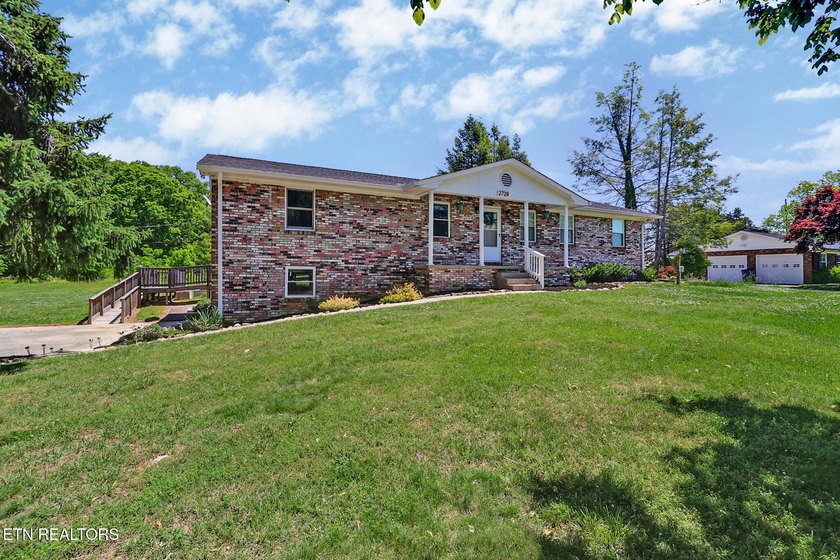 Welcome to 2728 Mary Emily Lane in Knoxville! This lovely brick - photo 2