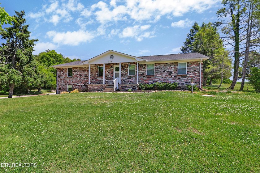 Welcome to 2728 Mary Emily Lane in Knoxville! This lovely brick - photo 3