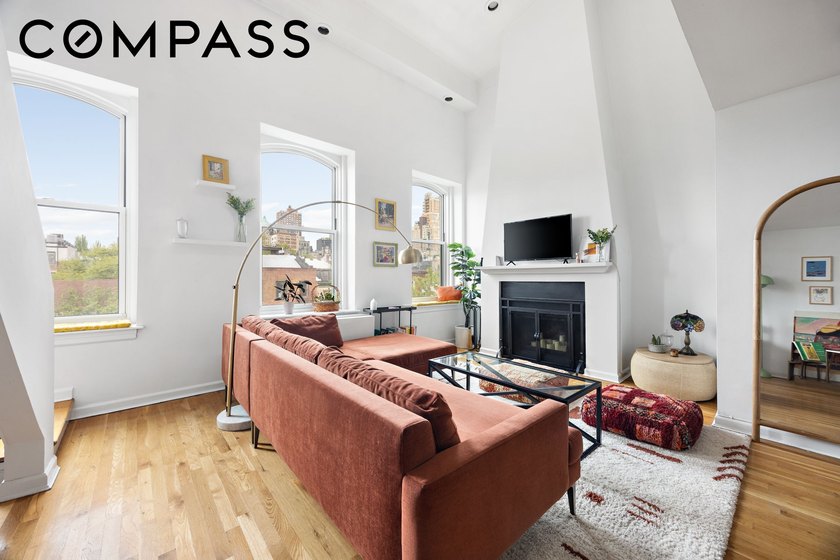 This historic, sunlit 1 bedroom, 1.5 bathroom duplex has - photo 2