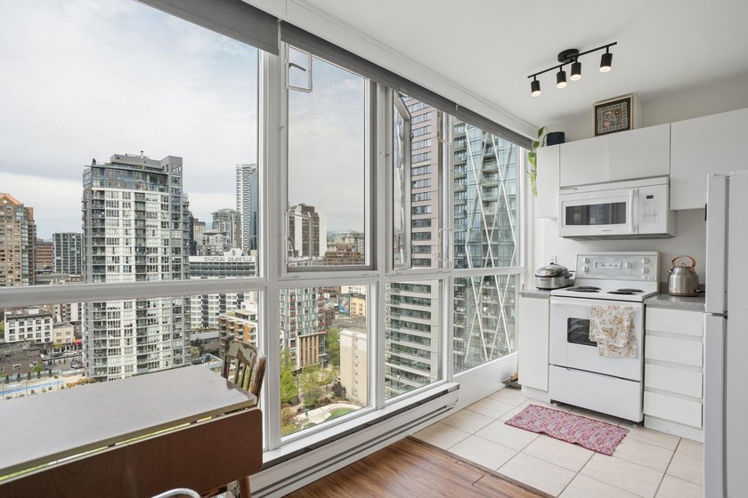 Welcome to Park Plaza in Yaletown! Located directly on Emery - photo 3
