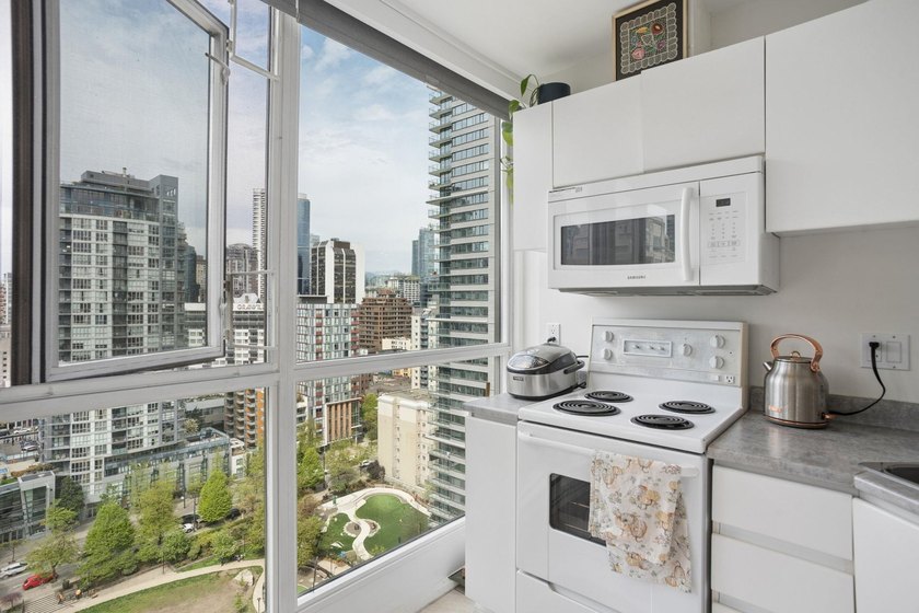 Welcome to Park Plaza in Yaletown! Located directly on Emery - photo 4