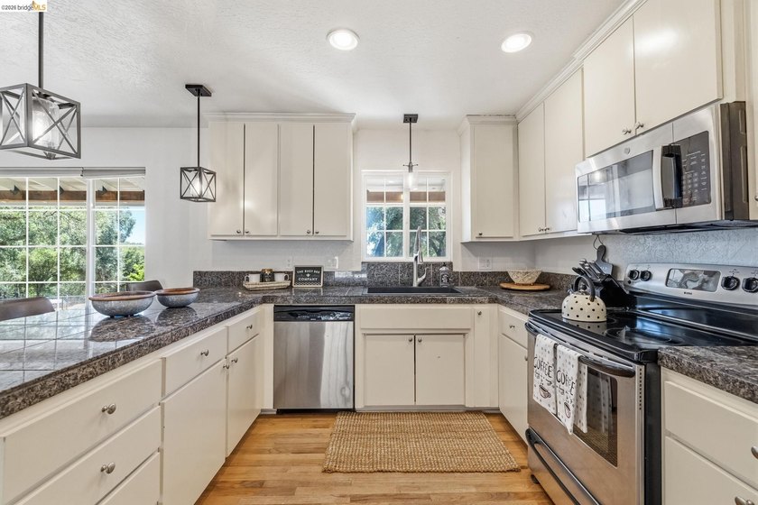 CHARMING SINGLE-LEVEL RANCH HOME ON OVER AN ACRE! Welcome to - photo 8