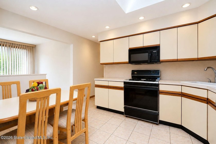 THIS TWO FAMILY HI-RANCH OFFERS A 3 BEDROOM MASTER PLUS A ONE - photo 11