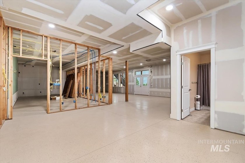 Fantastic Views! This beautiful home offers 3 bedrooms, 3 - photo 26