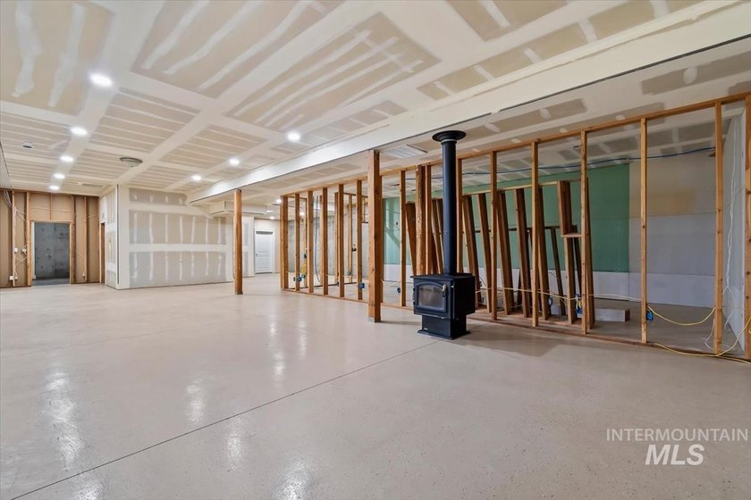 Fantastic Views! This beautiful home offers 3 bedrooms, 3 - photo 29