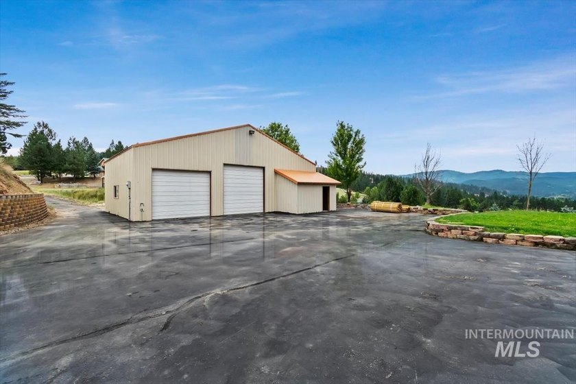 Fantastic Views! This beautiful home offers 3 bedrooms, 3 - photo 31