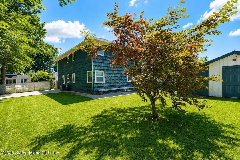 THIS TWO FAMILY HI-RANCH OFFERS A 3 BEDROOM MASTER PLUS A ONE - photo 31
