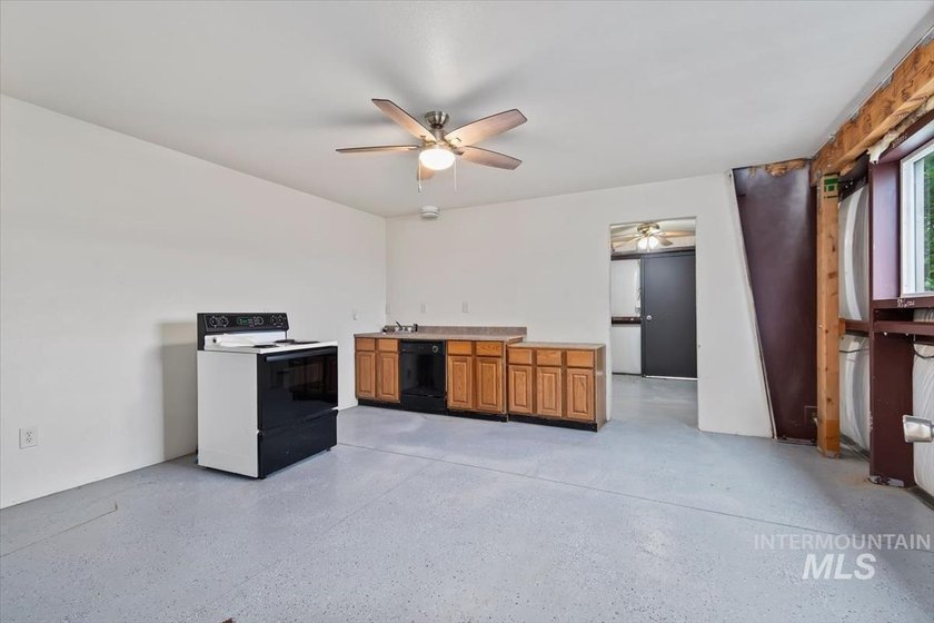 Fantastic Views! This beautiful home offers 3 bedrooms, 3 - photo 34