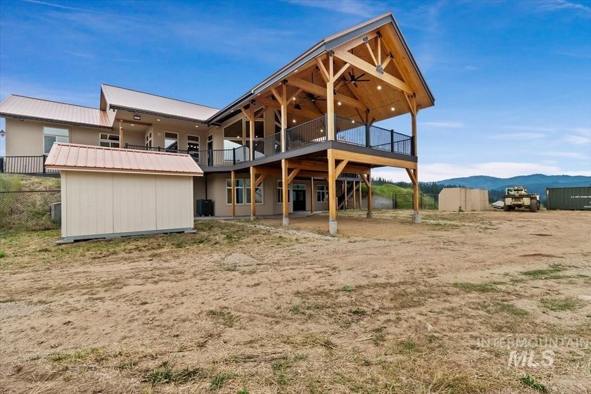 Fantastic Views! This beautiful home offers 3 bedrooms, 3 - photo 42