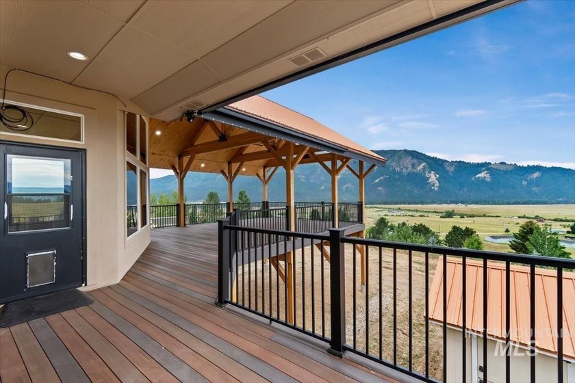 Fantastic Views! This beautiful home offers 3 bedrooms, 3 - photo 43